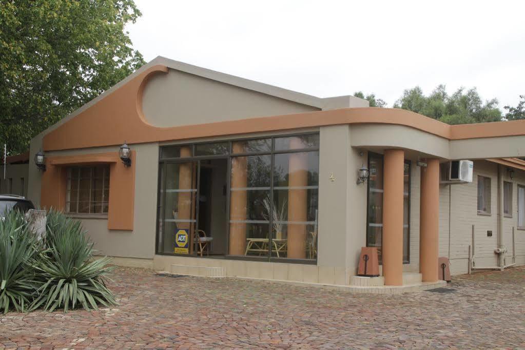 Premiere Guesthouse Bloemfontein Esterno foto