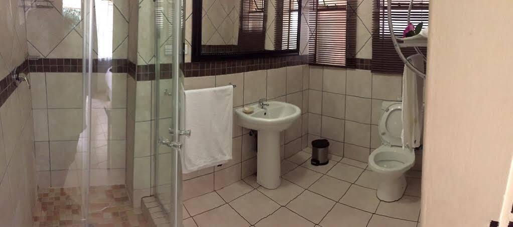 Premiere Guesthouse Bloemfontein Esterno foto