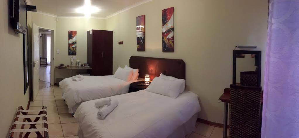 Premiere Guesthouse Bloemfontein Esterno foto